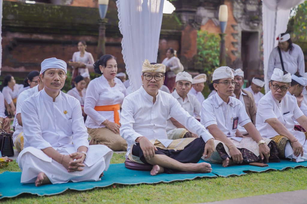 Wabup Suiasa Hadiri Persembahyangan Siwaratri di Puspem Badung